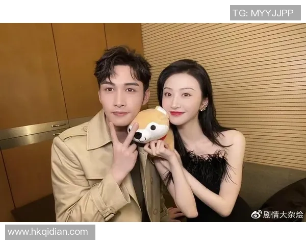 美女与足球明星亲密合影展现魅力与风采引发热议与关注