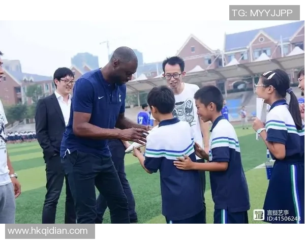 足球明星在转场时意外踩坏手机引发热议球迷纷纷围观争相拍照 足球明星在转场时意外踩坏手机引发热议球迷纷纷围观争相拍照